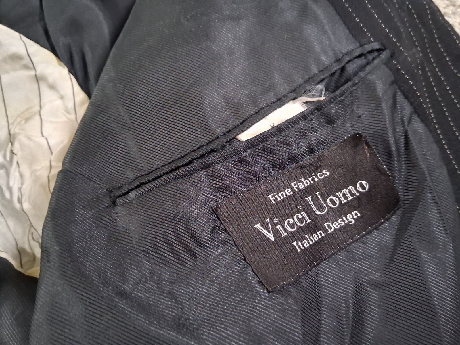 Vicci Uomo Mens Suit Coat 44R Pants 38×26 Black Stripe Polyester Blend
