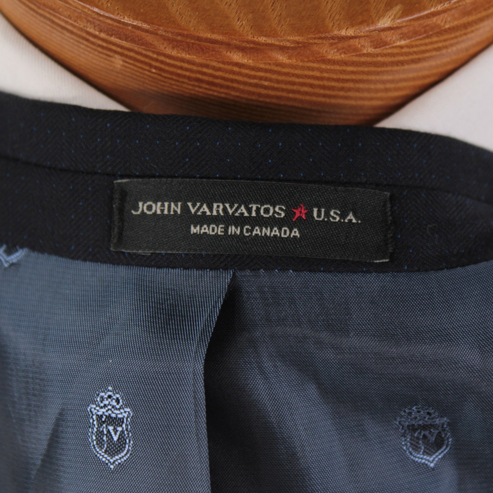John Varvatos NWT Wool Two Piece Suit Size 44L US In Blue Tonal Stripe w/ Dots